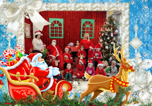 Dzieci ze Skrzatów ubrane na czerwono z Mikołajem, panią Dyrektor Beatką i z panią Iwonką na tle dekoracji przedstawiającej domek Mikołaja